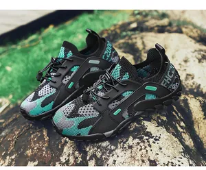 Vue détaillée de chaussures de randonnée aquatique en tricot avec camouflage