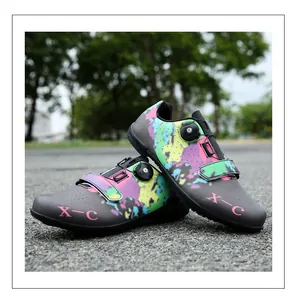 Détail de chaussures de cyclisme colorées avec design éclaboussures et boucle.