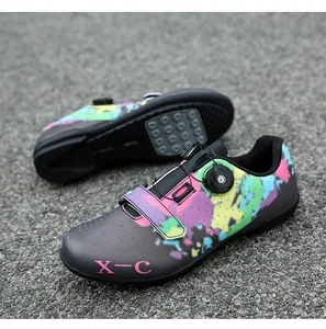 Détail de chaussures de cyclisme pro avec motif coloré et système de serrage à molette