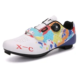 Chaussures de cyclisme blanches avec motifs colorés et système de serrage rotatif