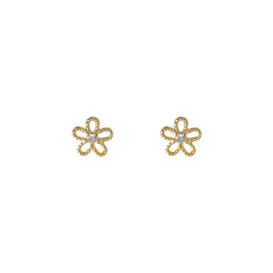 Detailansicht der kleinen Zirkonia-Blumenstecker in Gold-Finish