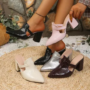 Elegante Mules mit spitzer Zehenpartie und Blockabsatz in fünf glänzenden Farben