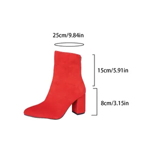 Bottine en daim rouge vue de mesure montrant un talon bloc de 8cm et tige de 15cm