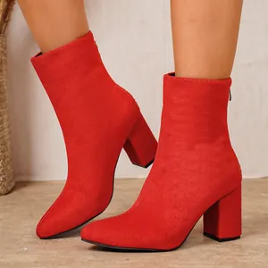 Vue détaillée de bottines à talons blocs en daim rouge à la mode pour femmes au porter