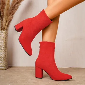 Vue détaillée latérale de bottines en daim rouge à talons épais pour femmes en hiver