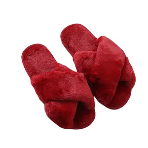 Chaussons d'hiver douillets pour femmes en peluche rouge à brides croisées