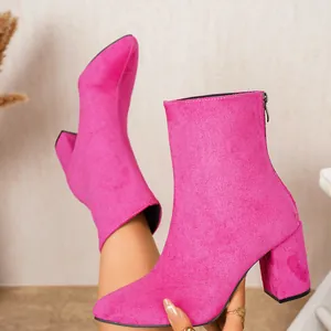 Gros plan de bottines en daim rose vif avec un talon bloc de hauteur moyenne
