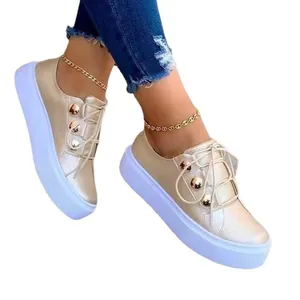 Κομψά χρυσά γυναικεία sneakers με πλατφόρμα, διακοσμητικά κουμπιά και λευκή σόλα