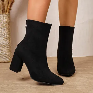 Vue détaillée de bottines en daim noir pour femmes avec talons blocs épais et fermeture éclair