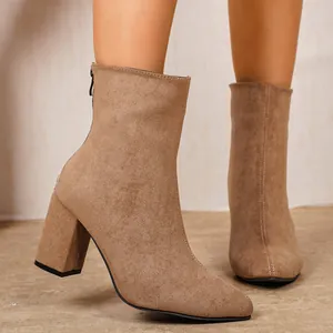Vue détaillée des bottines en daim marron pour femmes avec talons blocs épais.