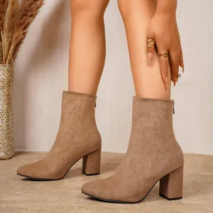Gros plan de bottines pour femmes en daim marron avec talon bloc et bout pointu.