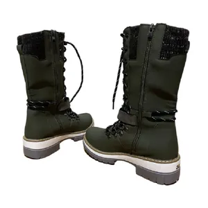 Stivali stringati verde oliva con dettagli in maglia patchwork e suola platform