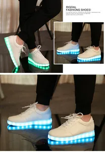Baskets à LED blanches montrant des effets de lumière bleus et verts pour le sport