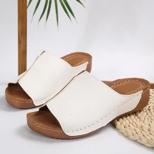 Eleganti ciabatte con zeppa bianche con design a punta aperta e suola marrone spessa