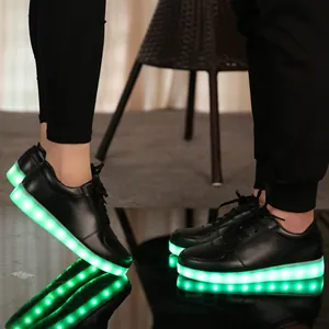 Baskets LED noires élégantes avec lumière verte vibrante et recharge USB pour les couples
