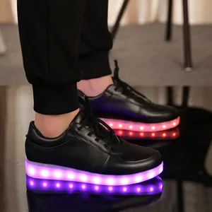 Vue détaillée de baskets noires avec semelles LED violettes brillantes