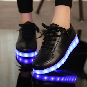 Vue détaillée des baskets LED noires avec semelles lumineuses bleu vif et éclatantes