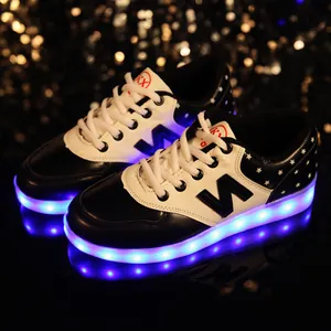 Vue détaillée des baskets lumineuses à LED avec semelles violettes et motifs d'étoiles.