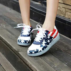Baskets LED rechargeables USB avec motif drapeau américain, étoiles et rayures décor