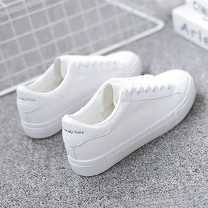 Detailansicht weißer lässiger Plateau-Sneaker mit Schnürdesign und Fersendetail