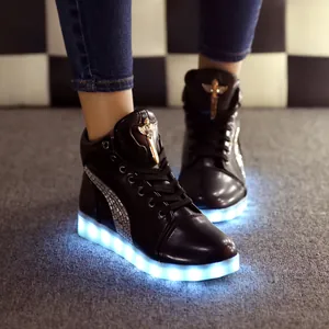 Baskets montantes LED noires avec lumières bleu-blanc éclatantes et breloque en métal