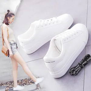 Details der weißen Damen-Sneakers mit Plateausohle und Schnürung im runden Design