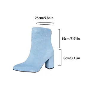 Bottines en daim bleu clair à talons épais avec mesures de hauteur de tige et talon