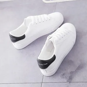 Detailansicht der weißen Freizeit-Sneaker für Damen mit schwarzem Fersenteil und runder Kappe.