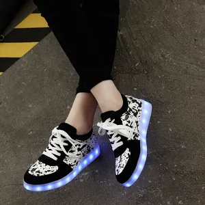 Détail de baskets lumineuses LED avec un motif d'éclaboussures d'encre en noir et blanc