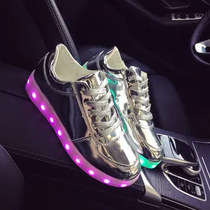 Détail de baskets LED argentées avec semelles lumineuses dans un intérieur de voiture.