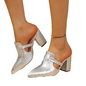 Élégantes mules argentées métallisées à talons épais, bout pointu et design ajouré chic