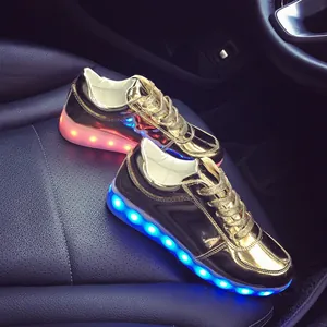 Vue détaillée de baskets LED métalliques dorées avec semelles lumineuses sur siège auto