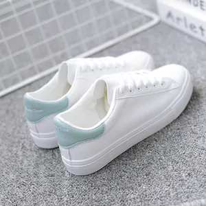 Modische weiße Damen-Sneaker aus Lederimitat mit minimalistischem mintgrünem Fersenakzent