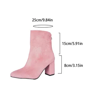 Bottines roses en daim à talons épais avec indications de hauteur et de circonférence