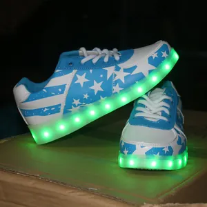 Détail de baskets lumineuses à LED avec motif d'étoiles bleues et semelles vertes.