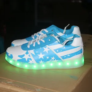Baskets lumineuses à LED avec motif d'étoiles bleues et chargement USB pour adultes