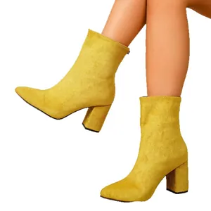 Bottines élégantes en daim jaune pour femmes avec talons épais et design à bout pointu