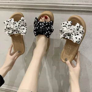 Pantofole con zeppa alla moda con fiocchi a motivi di cuore per le vacanze estive