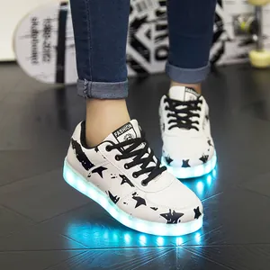 Baskets à LED blanches avec motif étoile noire et semelle lumineuse cyan unisexe