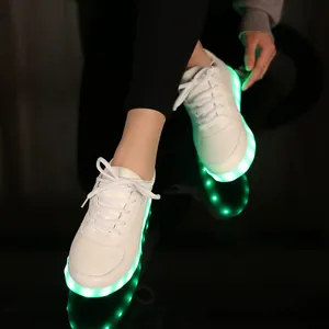Baskets blanches à LED unisexes avec semelles vertes lumineuses et chargement USB rapide