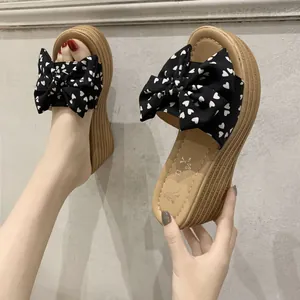 Sandali con zeppa a piattaforma da donna con un grande fiocco a motivi a cuore