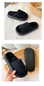 Gros plan de chaussons en velours côtelé noir avec semelle épaisse et texture chaude