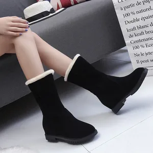 Klassische schwarze Winterstiefel mit gemütlichem weißem Kunstfellbesatz und Plateausohle