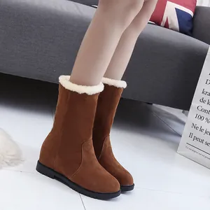 Detailansicht brauner Wildleder-Schneestiefel mit weißem Kunstfellfutter für den Winter.