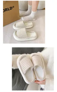 Vue détaillée de chaussons en peluche à semelle épaisse et tige en velours côtelé pour la maison.