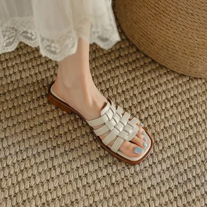 Vue détaillée des sandales plates pour femmes à brides tressées de style romain beige