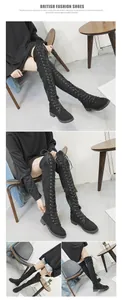 Vue détaillée de bottes cuissardes à lacets en daim noir avec une fermeture éclair latérale.