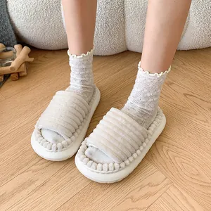 Pantofole aperte pelose beige con suola platform spessa per calore in casa