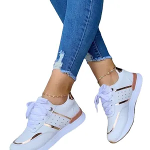 Elegante weiße Damen-Plateaustiefeletten mit stilvollen roségoldenen Akzenten am Fuß