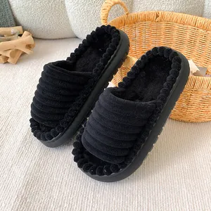 Comode pantofole nere in peluche con plateau e suola spessa per interno ed esterno.